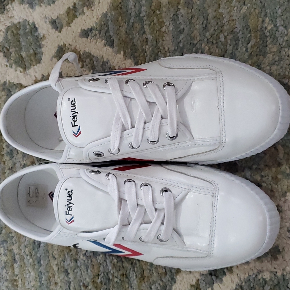 Tennis shoes